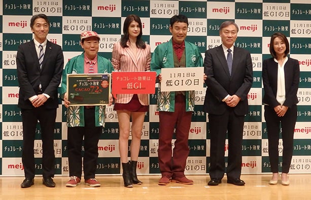 左から明治の萩原部長、上島さん、マギーさん、肥後さん、佐々木代表幹事、湯浅さん