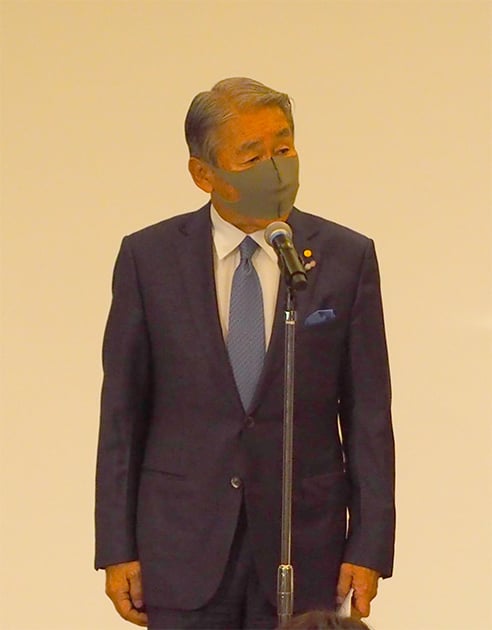 挨拶をする細田会長