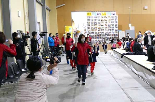 五輪女子マラソン選手と園児らによる製菓リレー