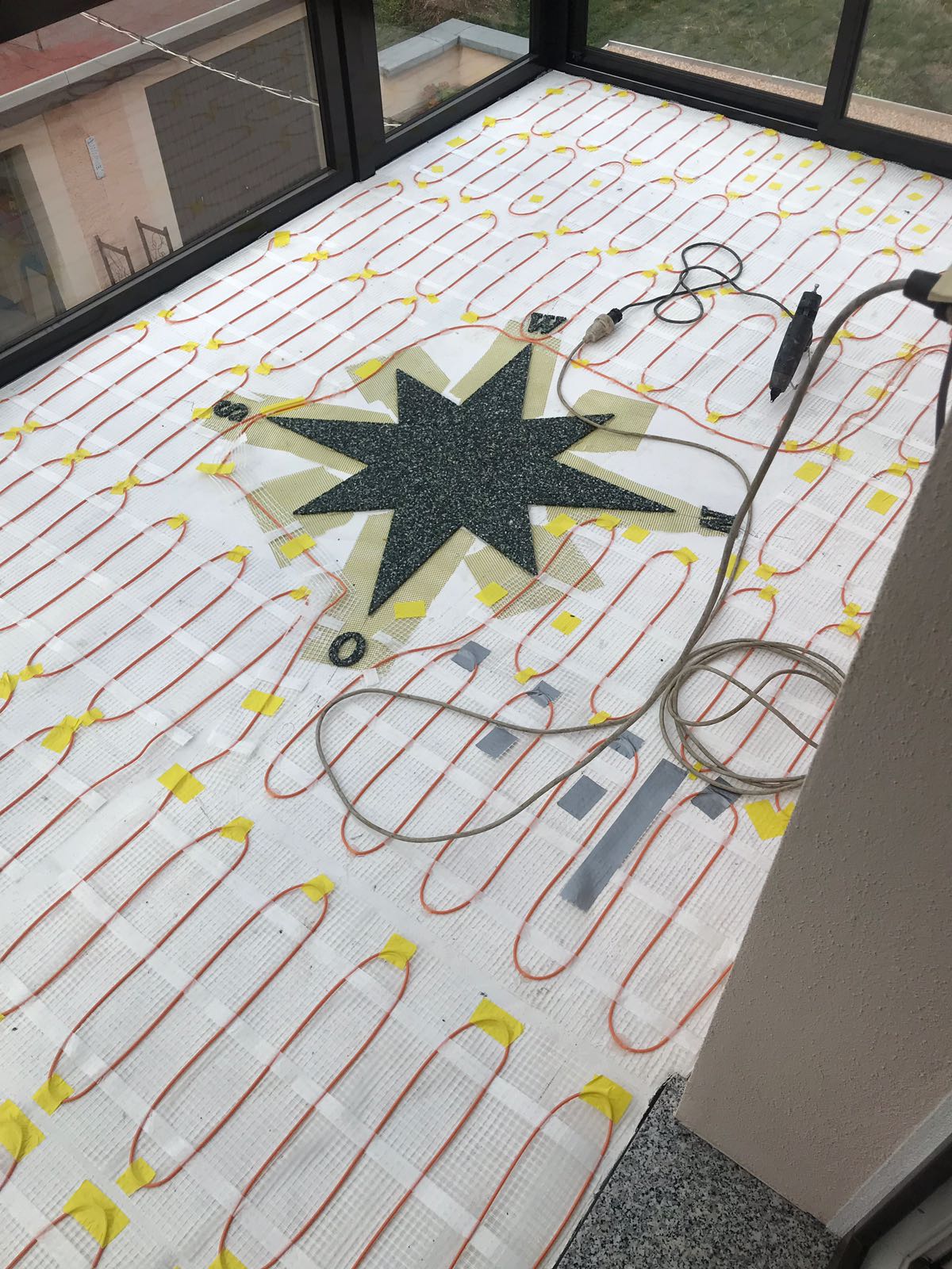 eine elektrische Fußbodenheizung für Wintergarten