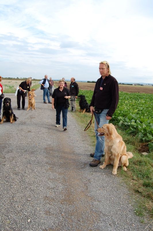 Wer ein guter maintrailer werden möchte, muss natürlich auch lernen, wie man sich in der Gruppe benimmt. Booker kann das schon!