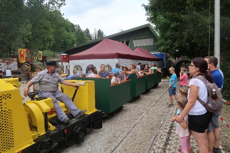 Die Bergwerkbahn ist bei Gross und Klein beliebt.