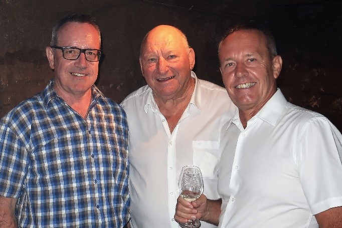 Karli Odermatt (Mitte) trifft im Stollen Karli-Fans: Grossrat Werner Müller (l.) und Gemeindeammann Thomas Treyer.