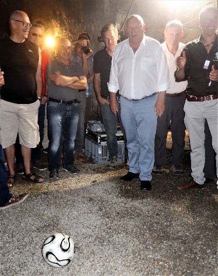 Fussball-Legen Karli Odermatt setzt zum «Goldenen Schuss» an und eröffnet damit einen neuen Stollenbereich.