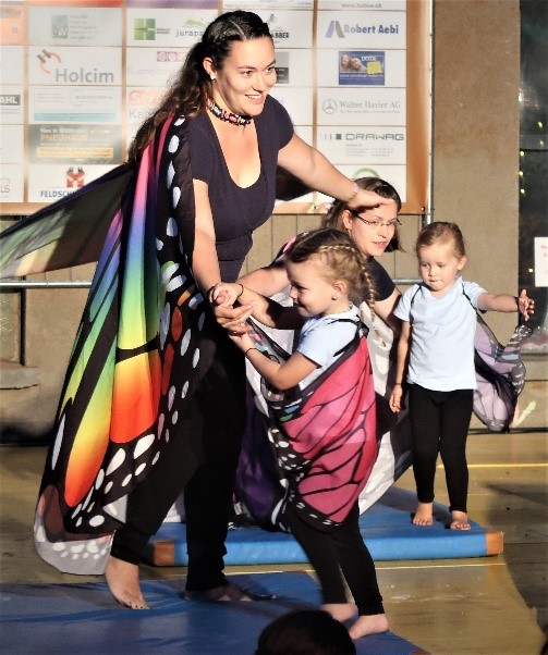 An der Turner-Show wirken auch die Kleinsten mit.