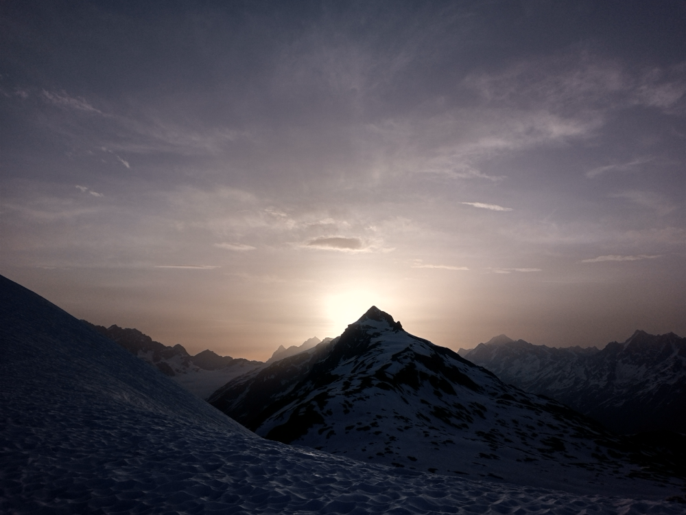Das Hockenhorn bei Sonnenaufgang. Der NW-Grat fällt im Bild vom Gipfel links hinab.