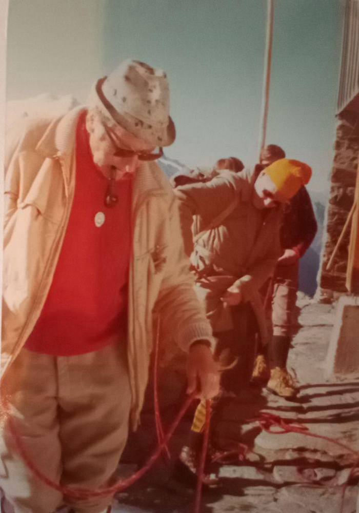 Bergführer Alfred Henzen bei der Hollandiahütte