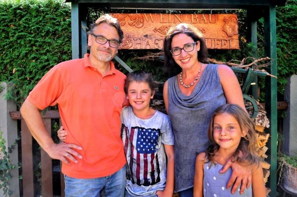 Familie Hastenteufel vor ihrem Heurigen in Brunn am Gebirge, südlich von Wien.