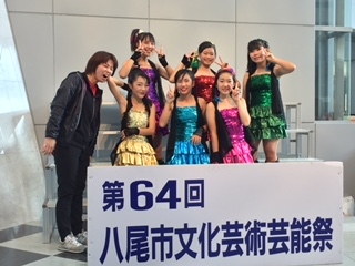 ひじ刺さってるやん