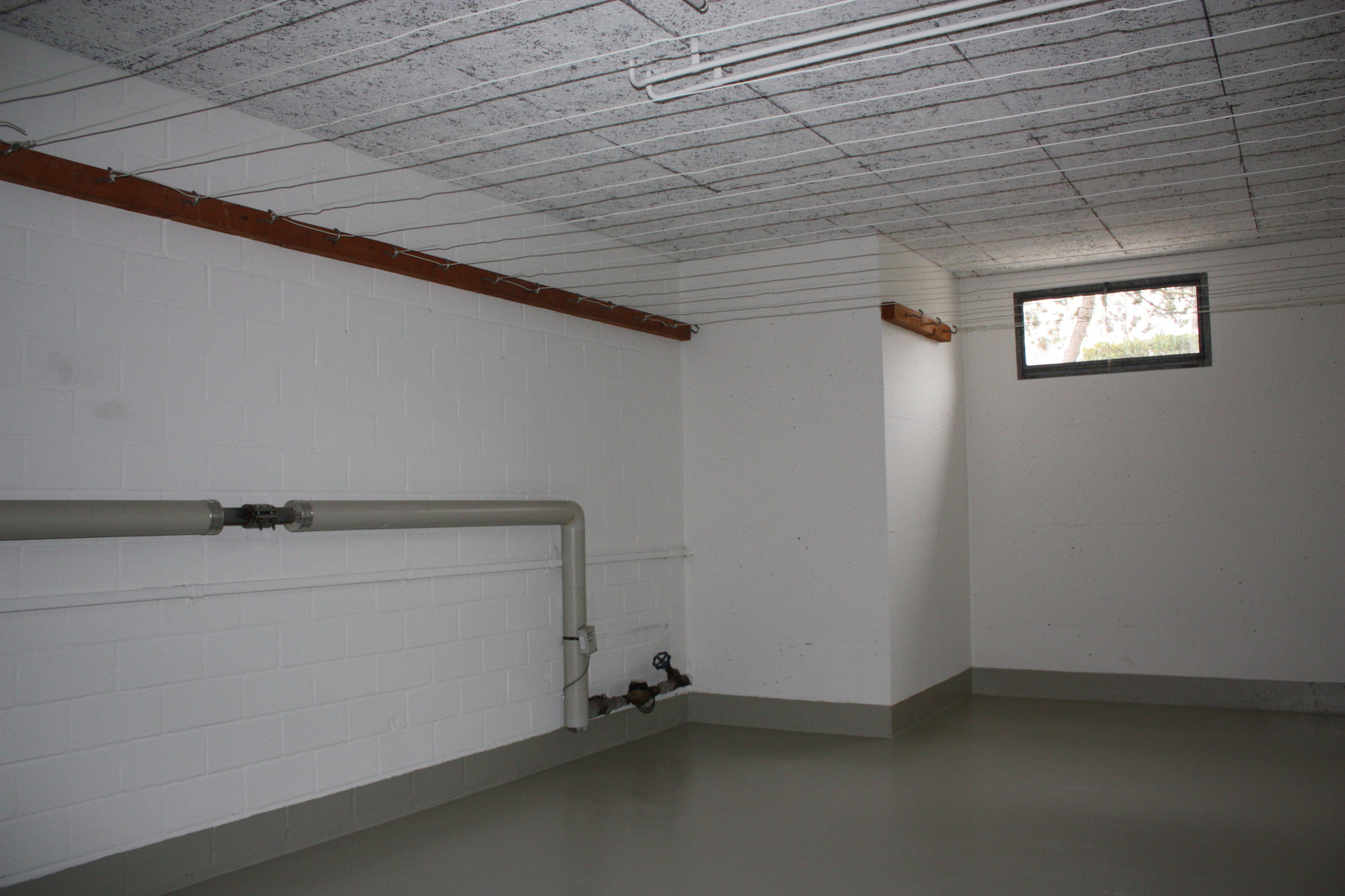 Nach Anstrich helle Waschküche...