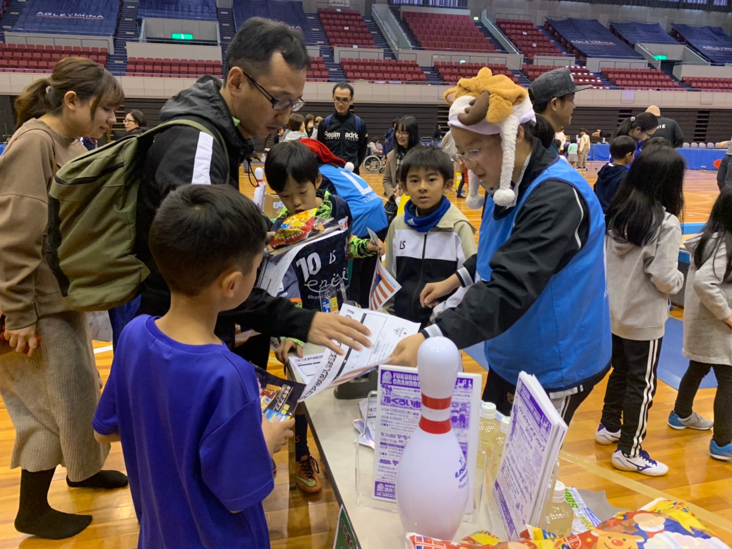 スコアを記録する紙を渡します