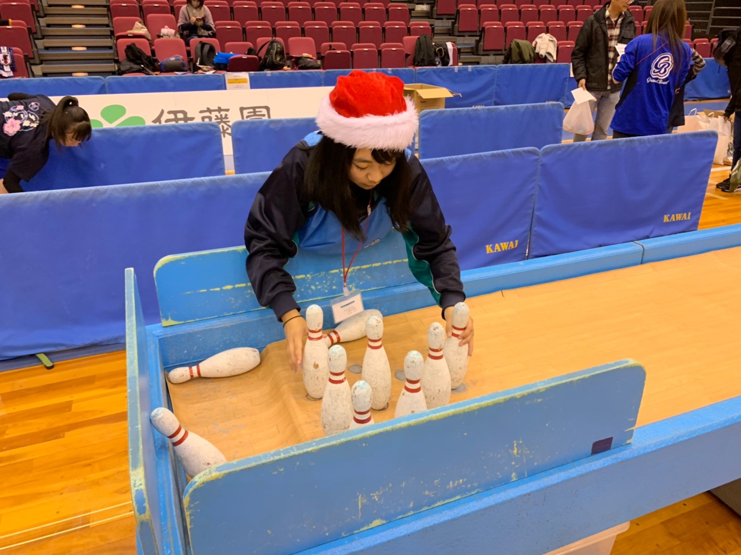 倒れたピンを起こします