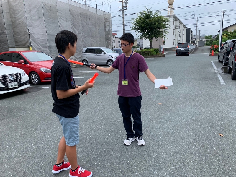 2人で話し合いながら、会場に車を入れました