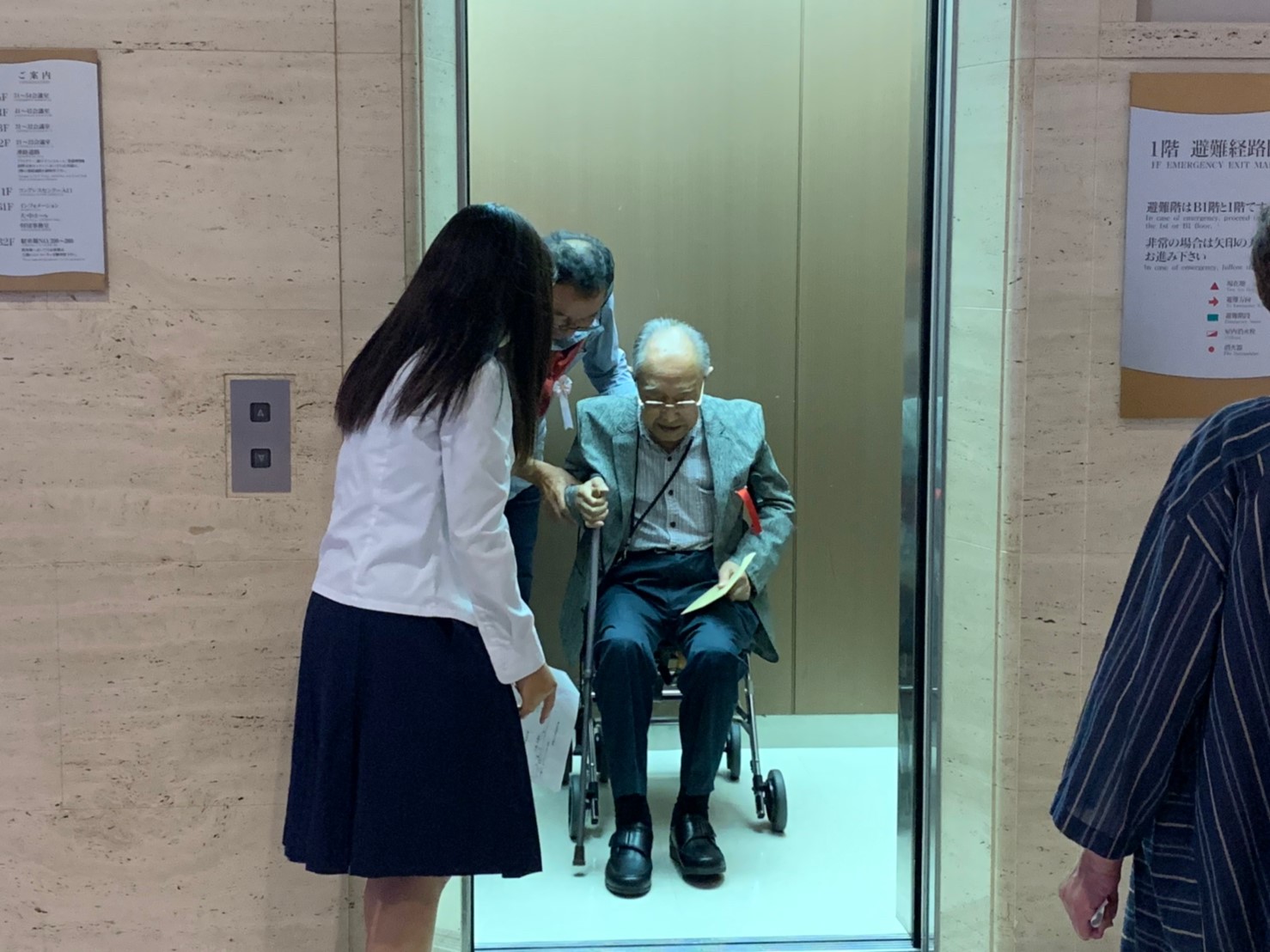 エレベーターの乗り降りを補助します