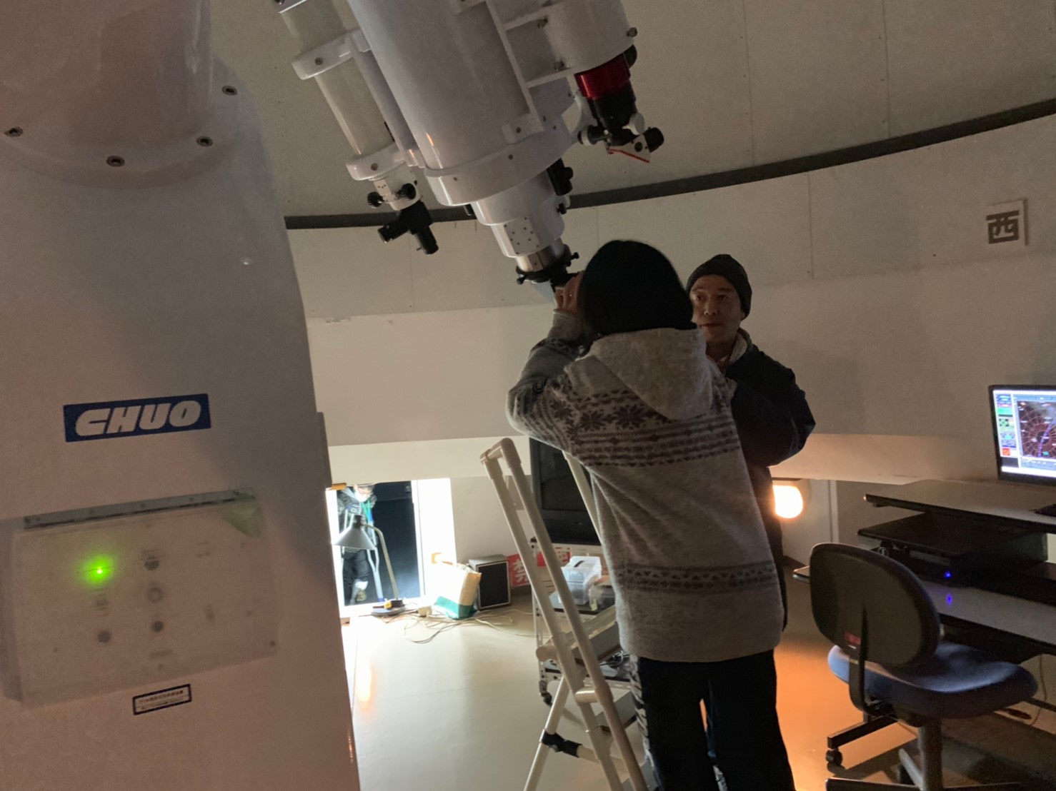 大望遠鏡を覗きます