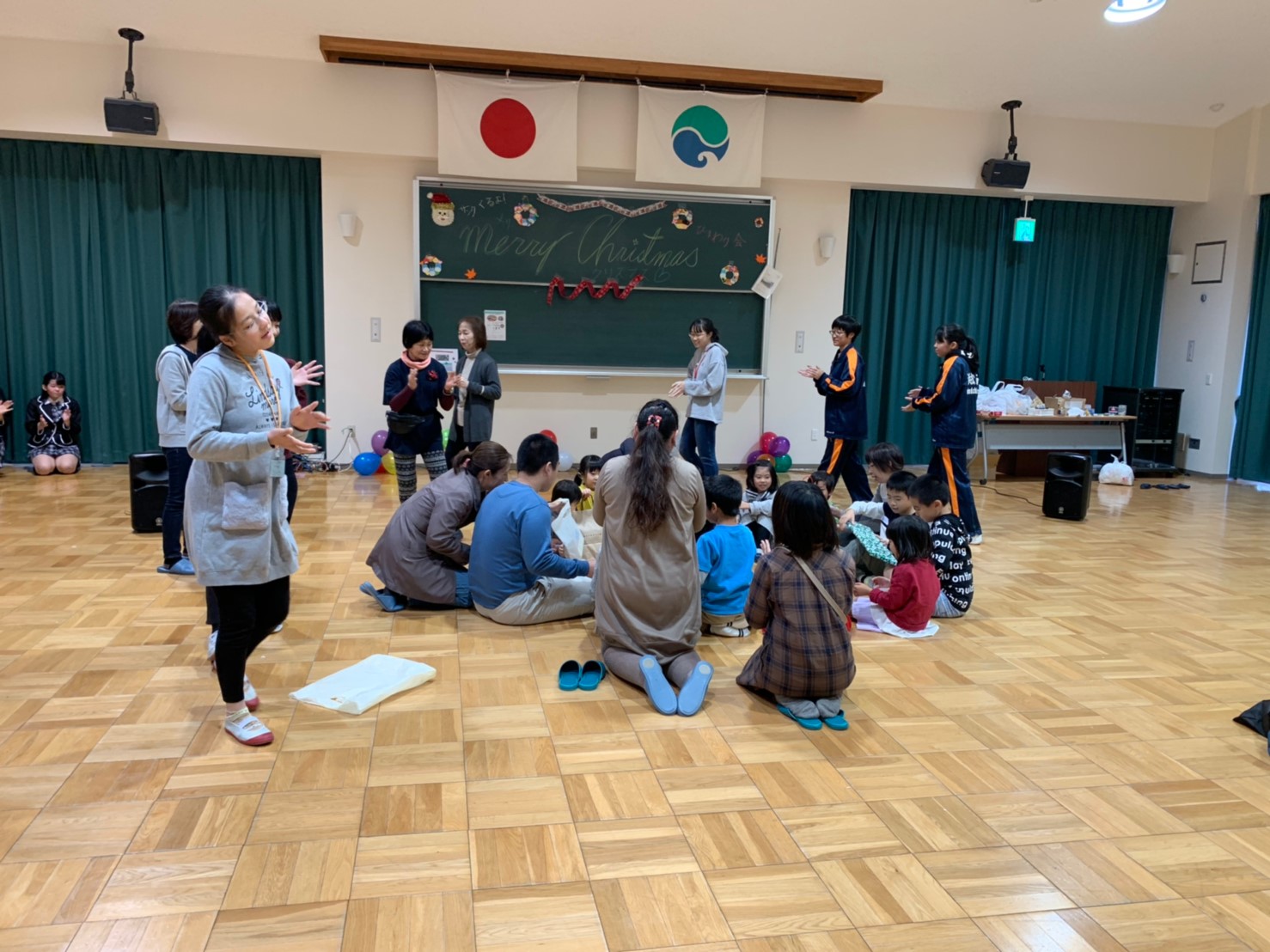 音楽に合わせてプレゼントを隣に回していきます！