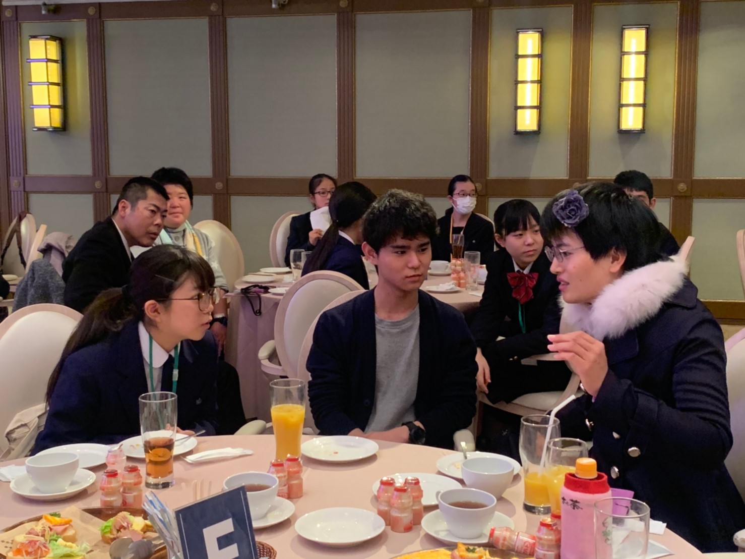 新成人と歓談しています！