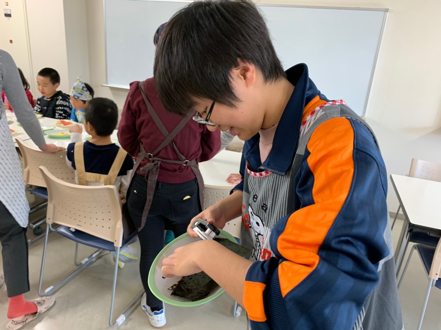 海苔を切って顔のパーツを作ります！