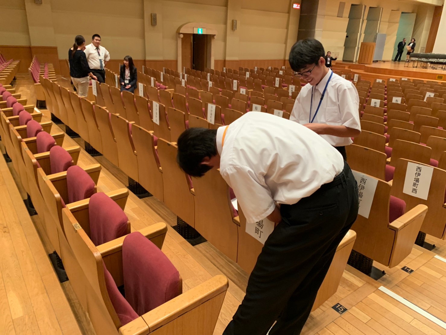 席に町名が書かれた紙を貼ります