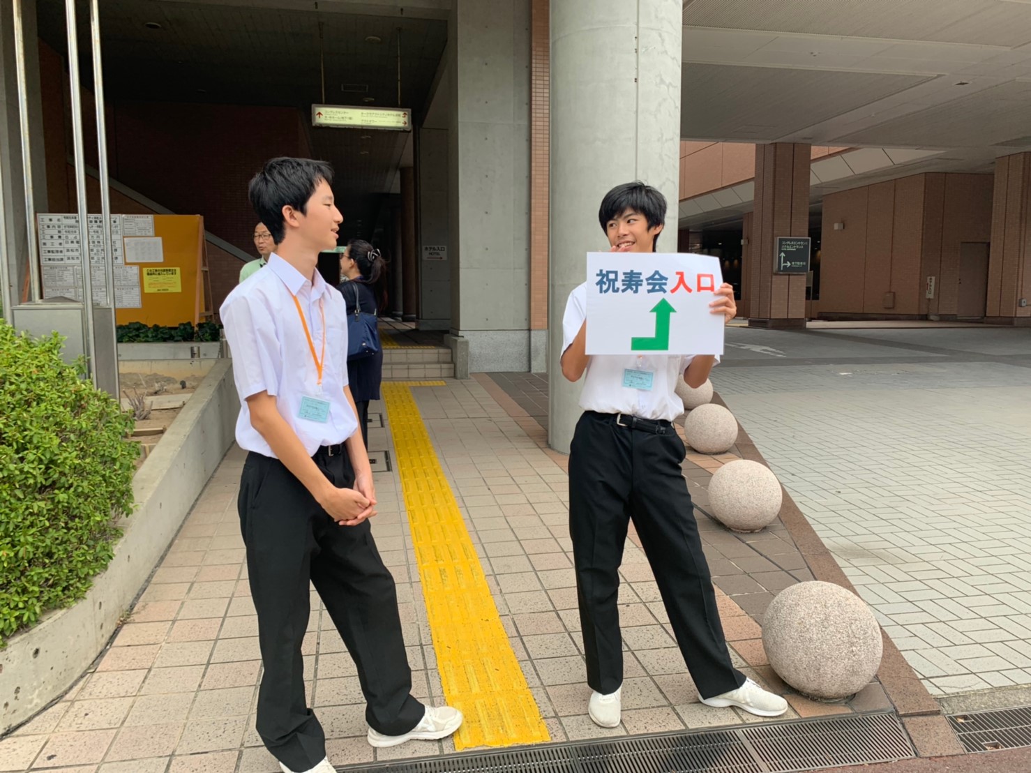 タクシーで来る方を誘導します