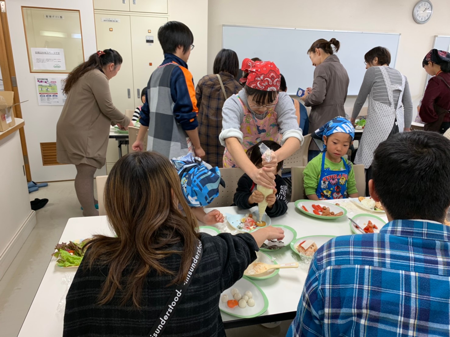 マッシュポテトを絞ってツリーを作ります！