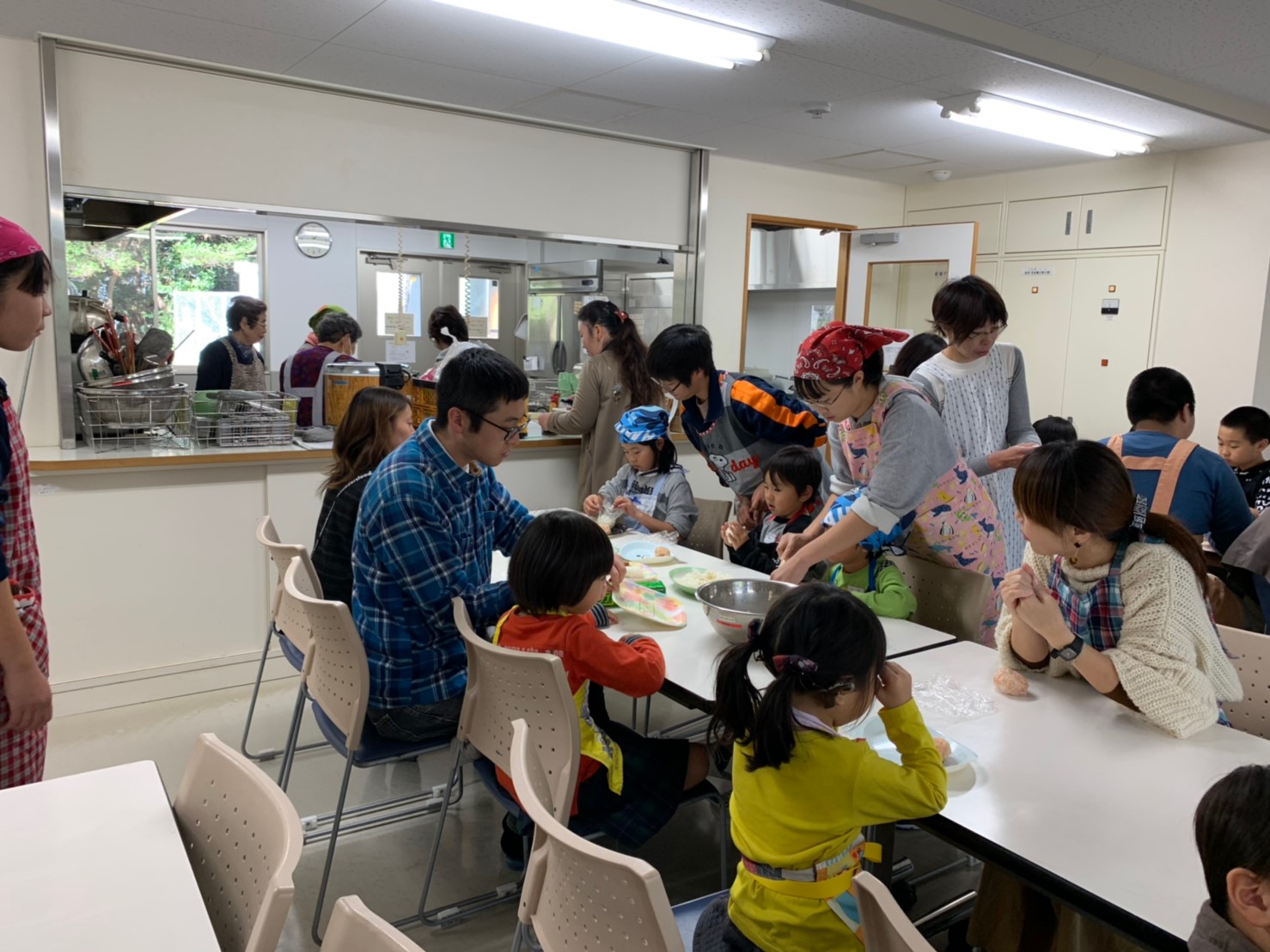 おにぎりでサンタさんの顔を作ります！