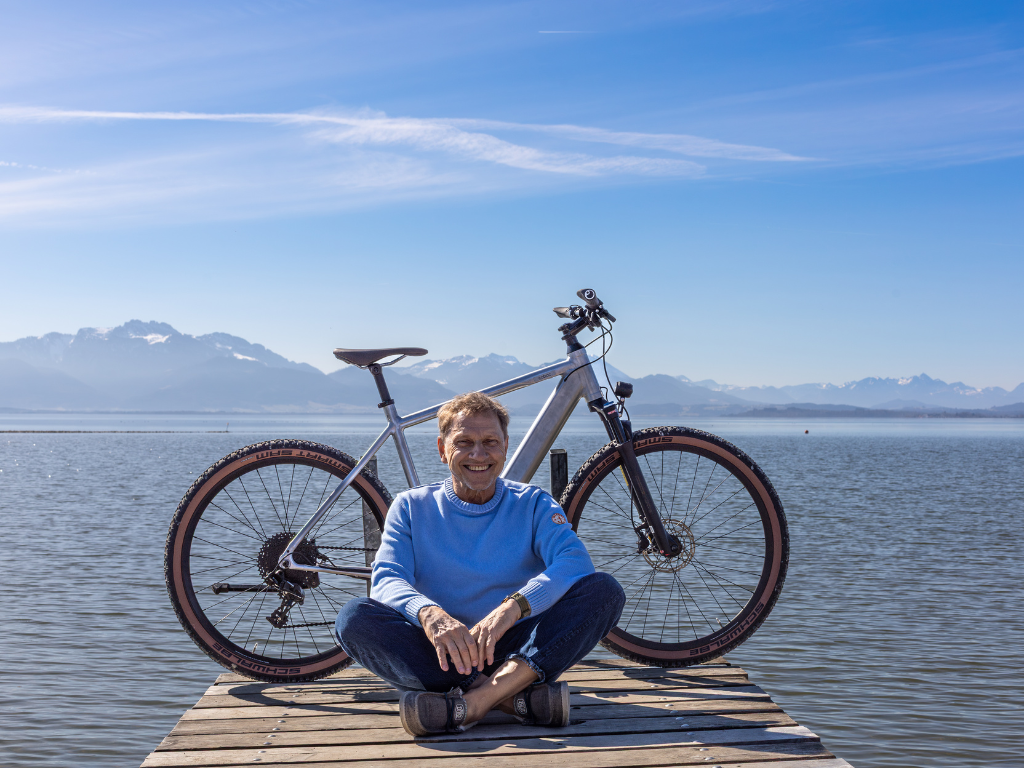 Tatort trifft Herzenssache: Richy Müller und Coboc versteigern E-Bike-Unikat für den guten Zweck