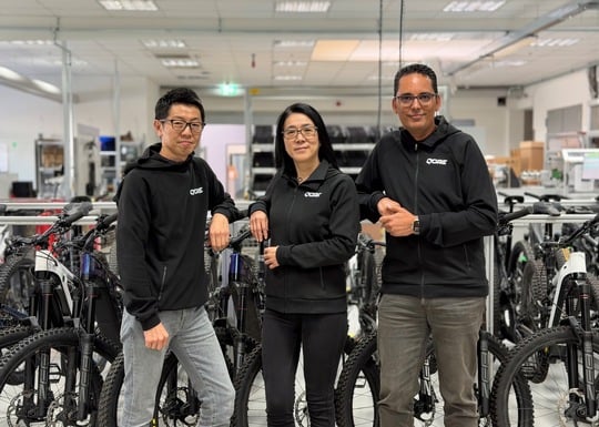 Das neue Führungstrio der Yamaha Motor eBike Systems GmbH in Berlin: Geschäftsführerin Yuki Doi zusammen mit ihren Stellvertretern Naoya Igo (l.) und Dr. Daniel Wolde-Giorgis. (Foto: Yamaha eBike Systems)