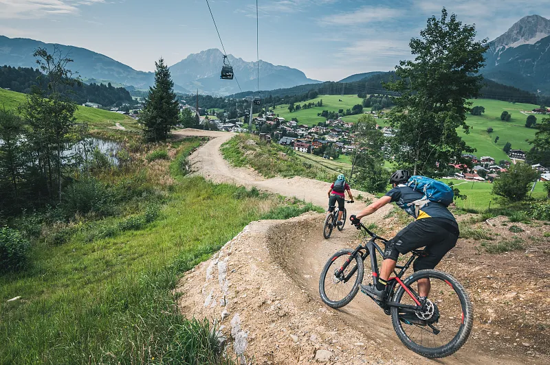 Tolles E-Bike-Streckennetz, ausgiebige Touren, actionreiche Flowtrails und vieles mehr: Am Hochkönig schlagen die Herzen aller Biker:innen höher  ©Hochkönig Tourismus