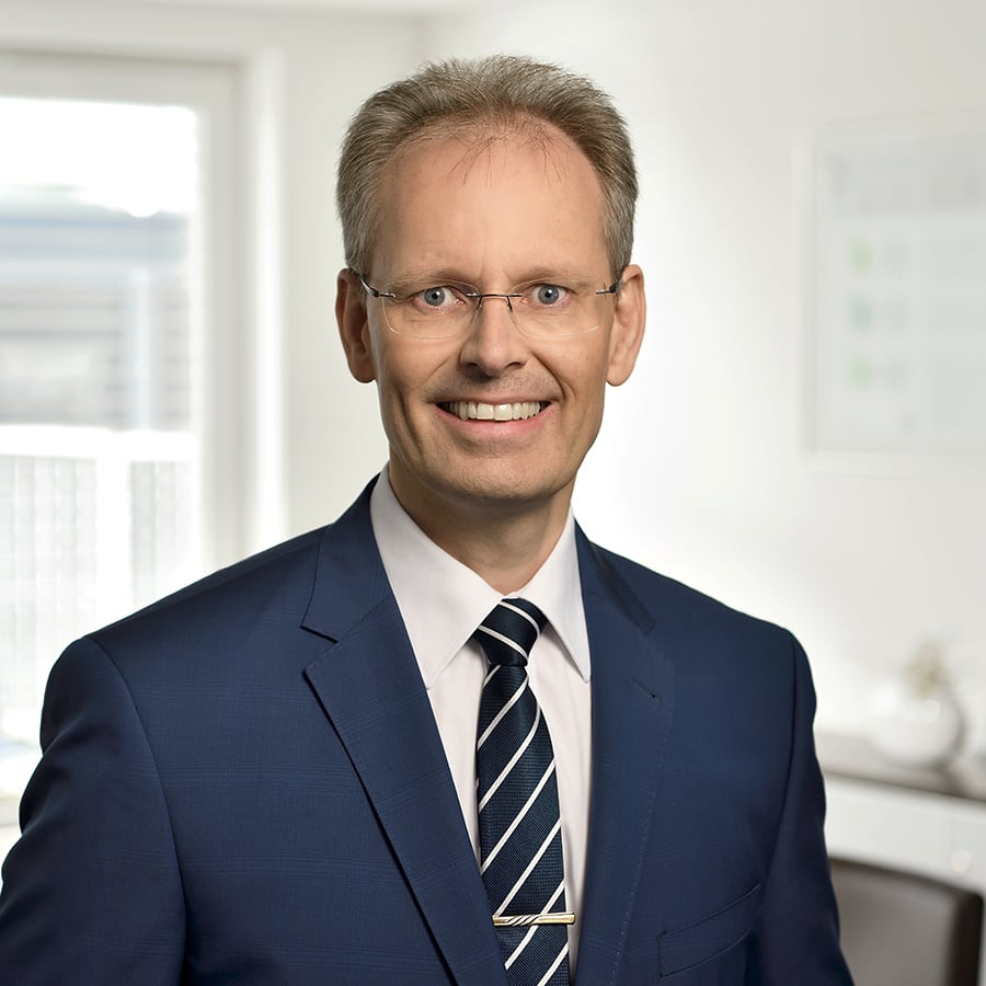 Besonders beeindruckt zeigt sich Udo Buermeyer von der zeitlichen Dimension des Waldprojekts im Wendland. Foto: Wertgarantie | Daniel Möller Fotografie 