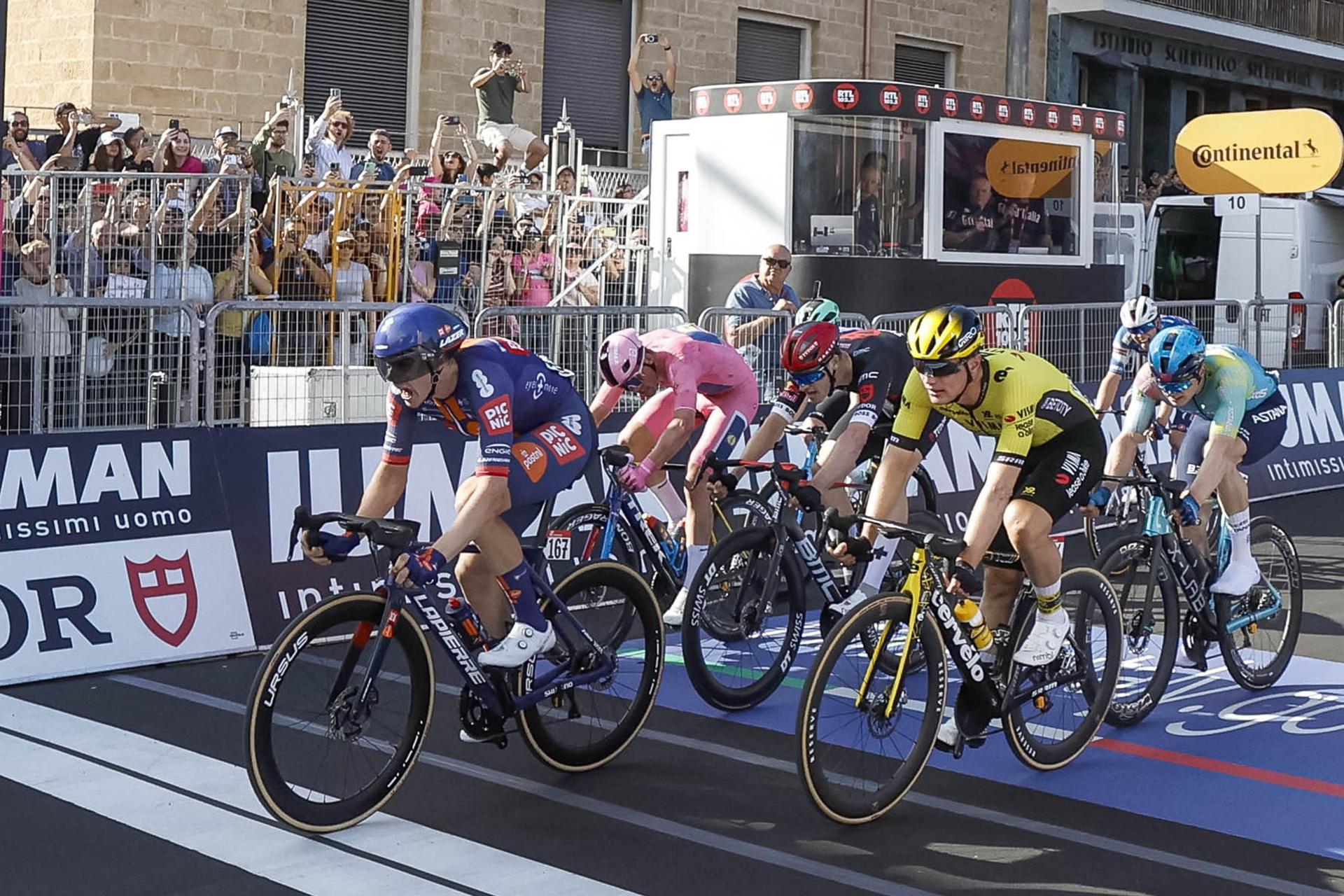 Giro-Triumph auf Ursus PROXIMA Laufrädern: Casper Van Uden sichert historischen Etappensieg