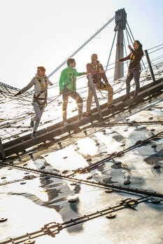 Für mutige Besucher: eine Klettertour auf das Zeltdach des Olympiastadions ©Christian Kasper