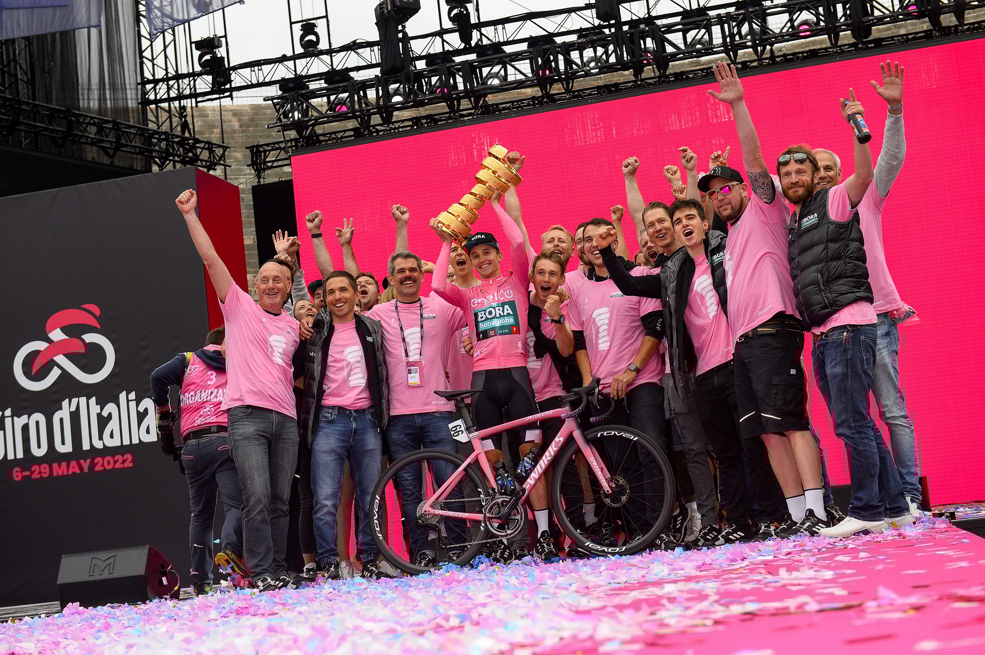 Jai mit seinem Team (Copyright: BORA - hansgrohe / SprintCycling & VeloImages)