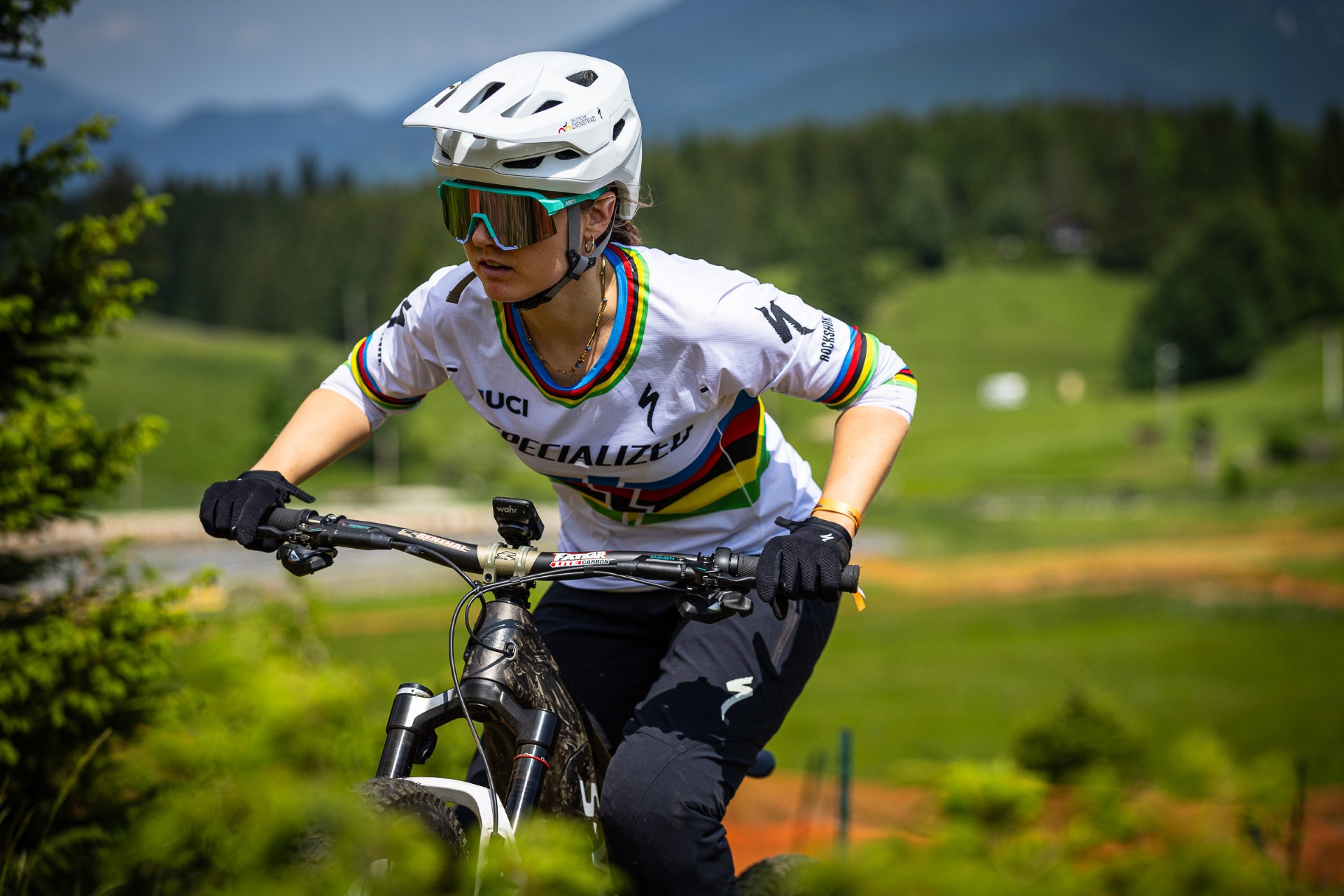 Mobilität neu denken: E-MTB-Weltmeisterin Sofia Wiedenroth wird Gesicht von Deutsche Dienstrad