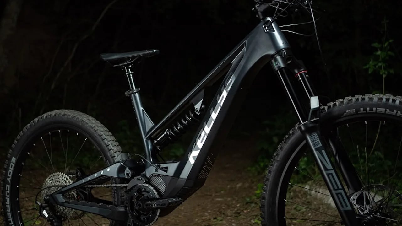 Kellys und Koenigseggs Carbon-Lieferant entwickeln in Kooperation leichtestes E-Bike