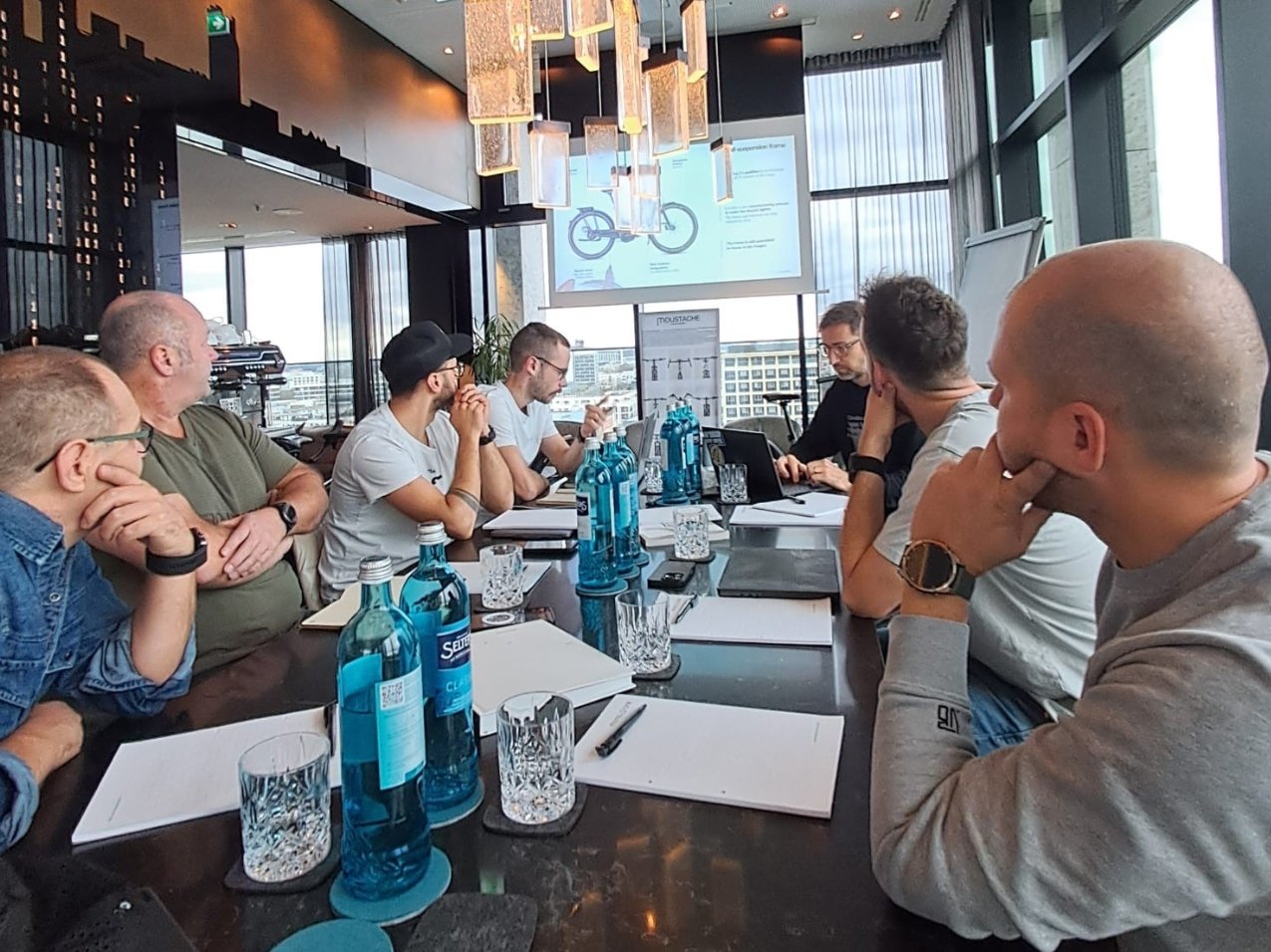 Moustache Bikes initiiert Händler-Dialogreihe „Les Talks Moustache“