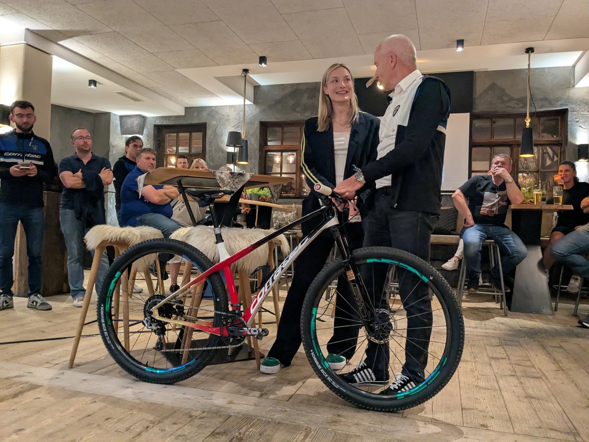 corratec-CEO Konrad Irlbacher, der den Anwesenden nicht nur einen Rückblick auf die Markenentwicklung gab, sondern auch die kommenden Bike-Highlights für 2026 präsentierte. ©corratec