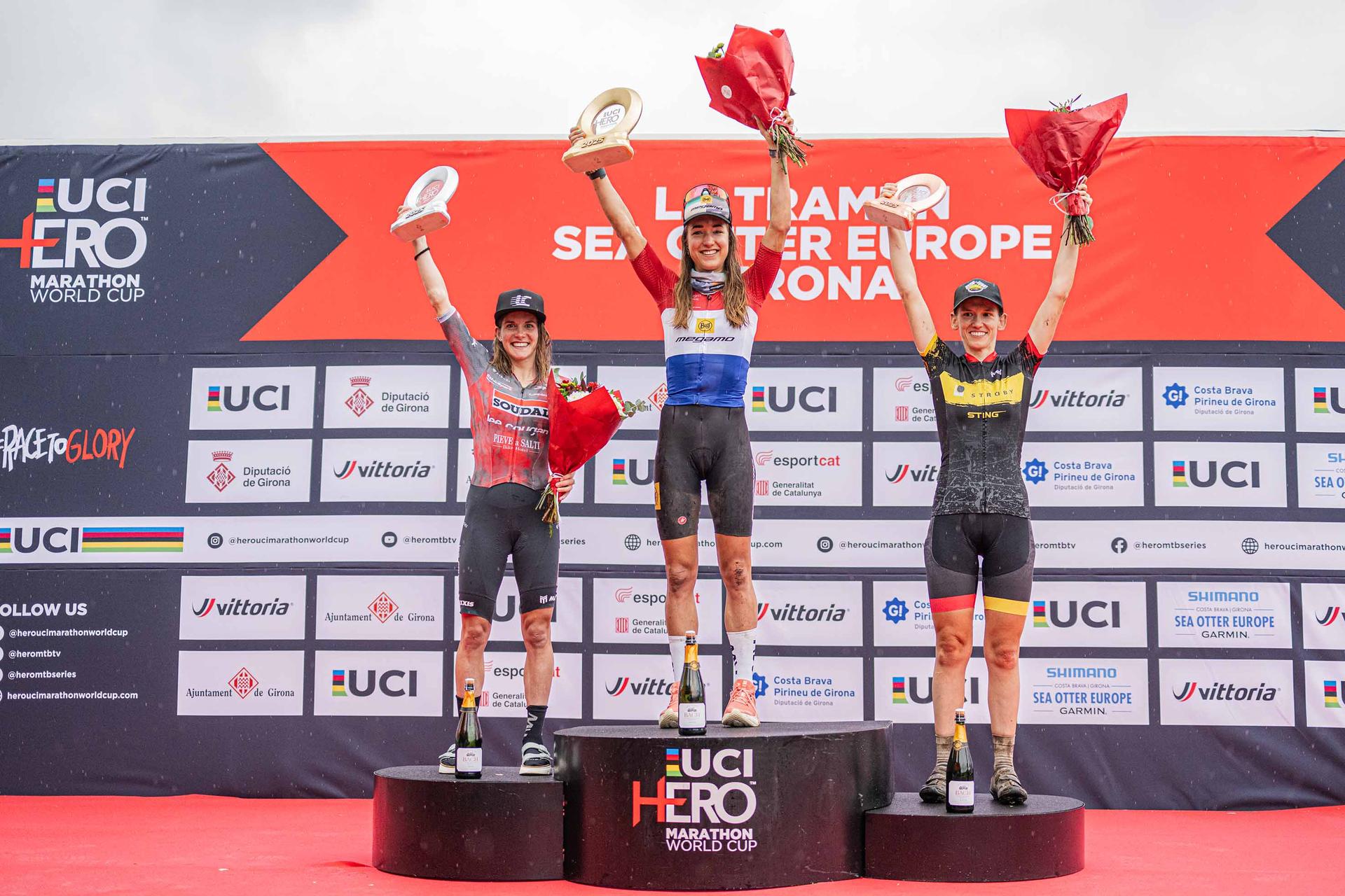 von links:  Sandra Mairhofer, Rosa Van Doorn und Paula Gorycka – Kurmann, HERO UCI Cross-country Marathon World Cup women's podium, © wisthaler.com