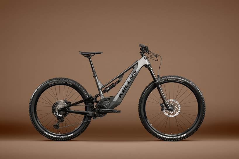 Das THEOS F60 ist mit einem Mullet-Setup ausgestattet, d. h. es hat ein 29-Zoll-Vorderrad und ein 27,5-Zoll-Hinterrad ©