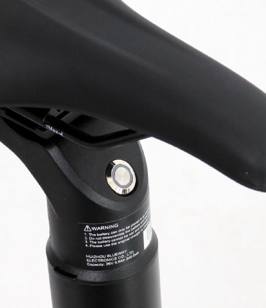 Durch einen kleinen Knopf direkt unter dem Sattel wird das Antriebssystem in Betrieb genommen und ist sofort bereit für die Fahrt.