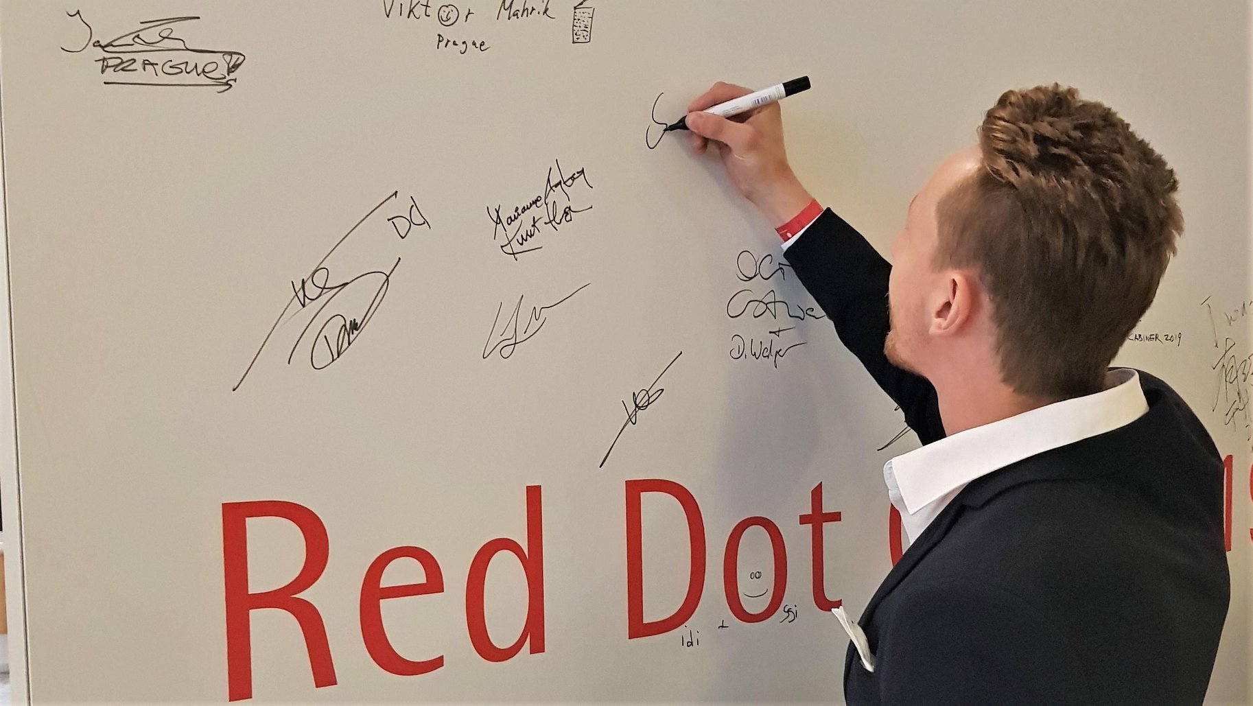 Sebastian Meinecke verewigt sich auf dem Autogramm-Poster ©Urwahn Bikes