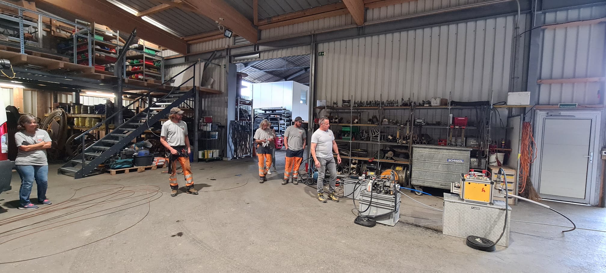 Glasfaserkabel wird ins Rohr eingeblasen...