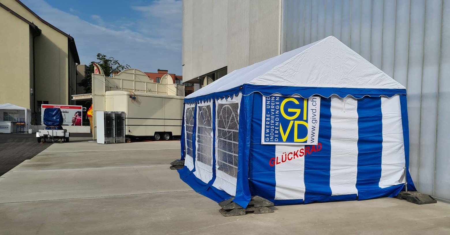 Das Zelt steht. Aufbau Gastro Brodard Partyservice  (Melitta und Olivier Brodard mit Team)