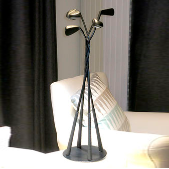 Cette liseuse d'ambiance est issue du détournement de clubs de golf. Des spots à leds sont intégrés dans deux des têtes de club.