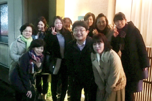 忘年会にてスタッフと共に。