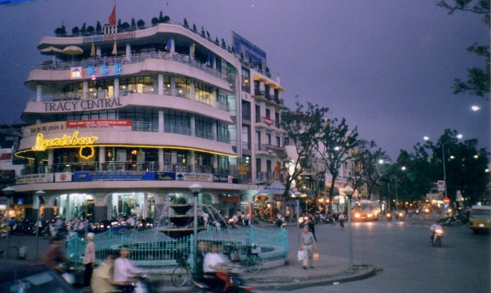 旧市街の入り口になるランドマークビル。変わらぬこのビルを見るとホッとする。