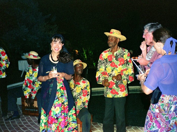 ジャマイカのリゾートホテルでは毎晩パーティーの招待状が届く　現地で買ったドレス、柄かぶった！