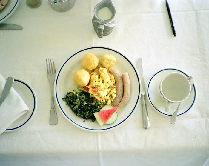 ジャマイカの典型的な朝食アキーと呼ばれる果実と焼きバナナ