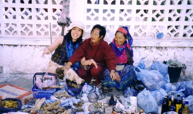 ビエンチャンの町角。全く言葉が通じなかったのに、怪しい物売りの呼び込みを手伝ってあげました！