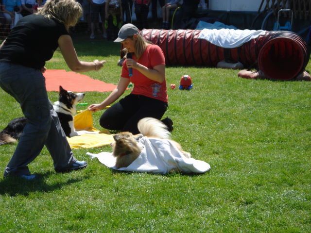 in Badetuch einrollen